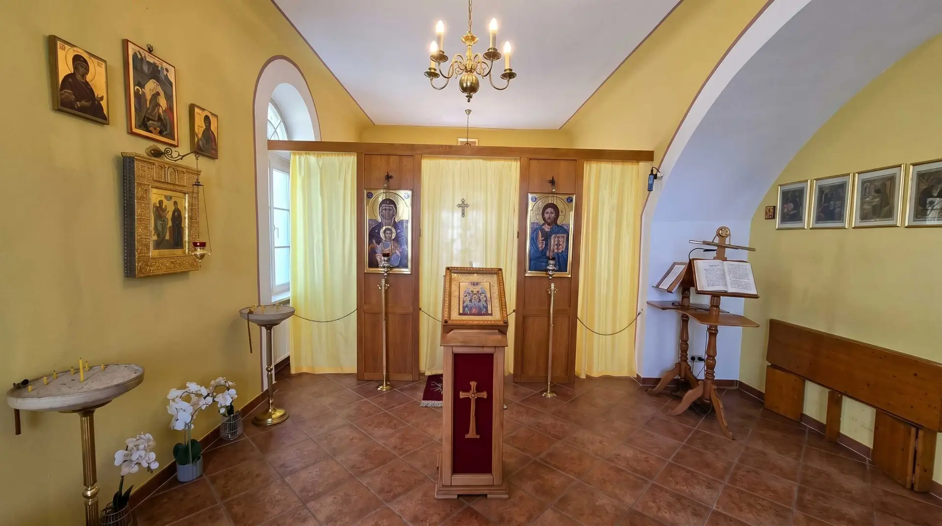 Gebetsraum der russisch-orthodoxen Kirche im Zeller Torhaus in Würzburg: Ikonostase mit den Ikonen der Gottesmutter und Christi, davor ein Pult mit der Festikone