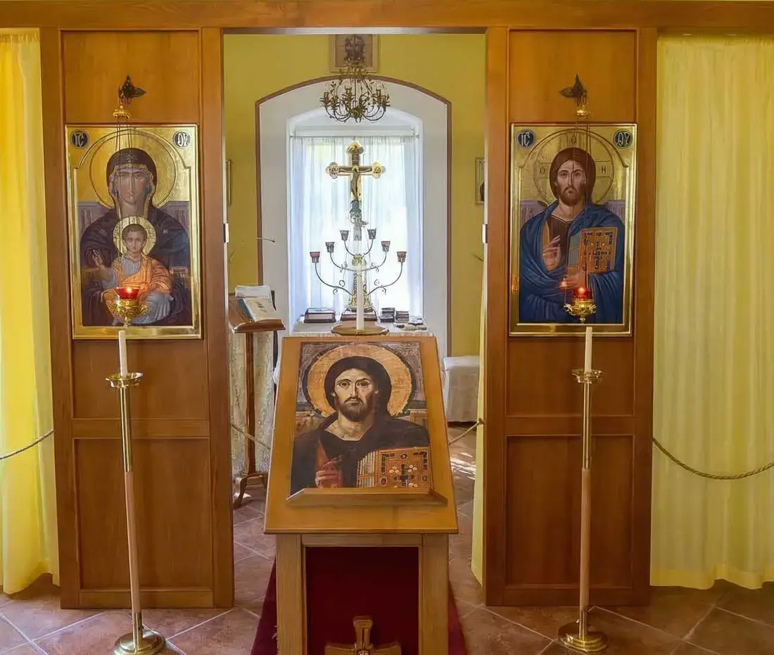 Ikonostase in der Kirche im Zeller Torhaus: links die Gottesmutter, rechts Christus, davor auf dem Pult die Christus-Ikone