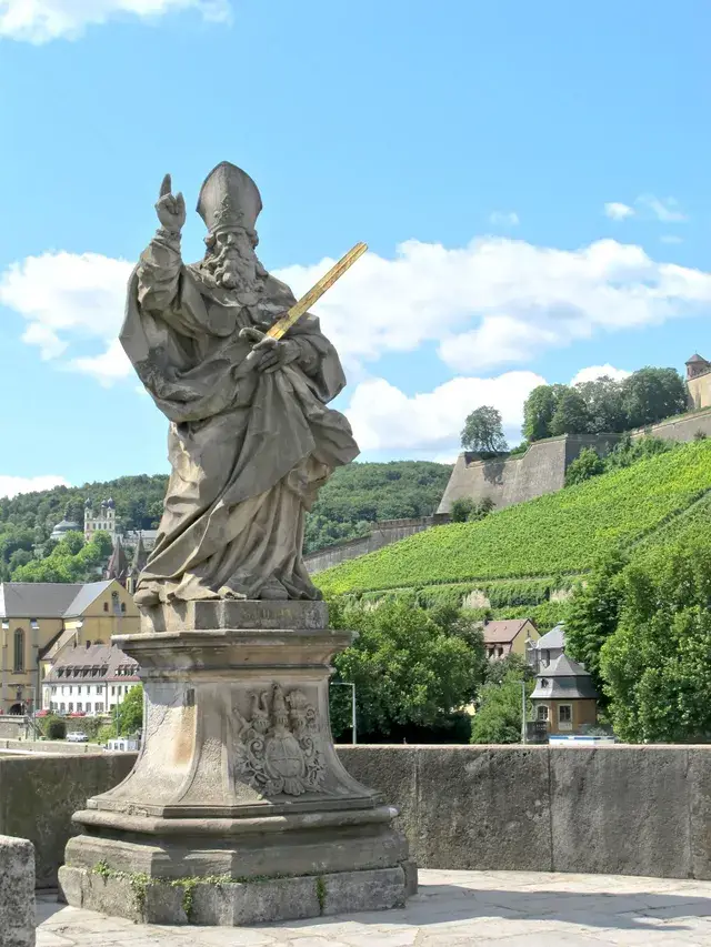 Steinfigur des heiligen Kilian auf der Alten Mainbrücke in Würzburg