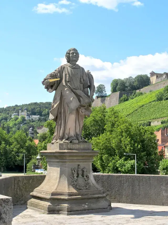 Steinfigur des heiligen Kolonat auf der Alten Mainbrücke in Würzburg