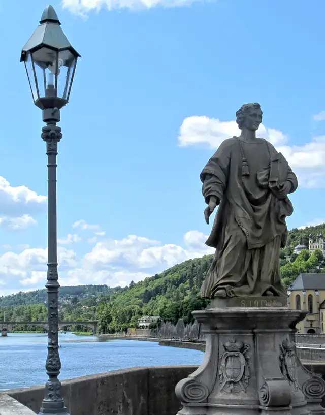 Steinfigur des heiligen Totnan auf der Alten Mainbrücke in Würzburg