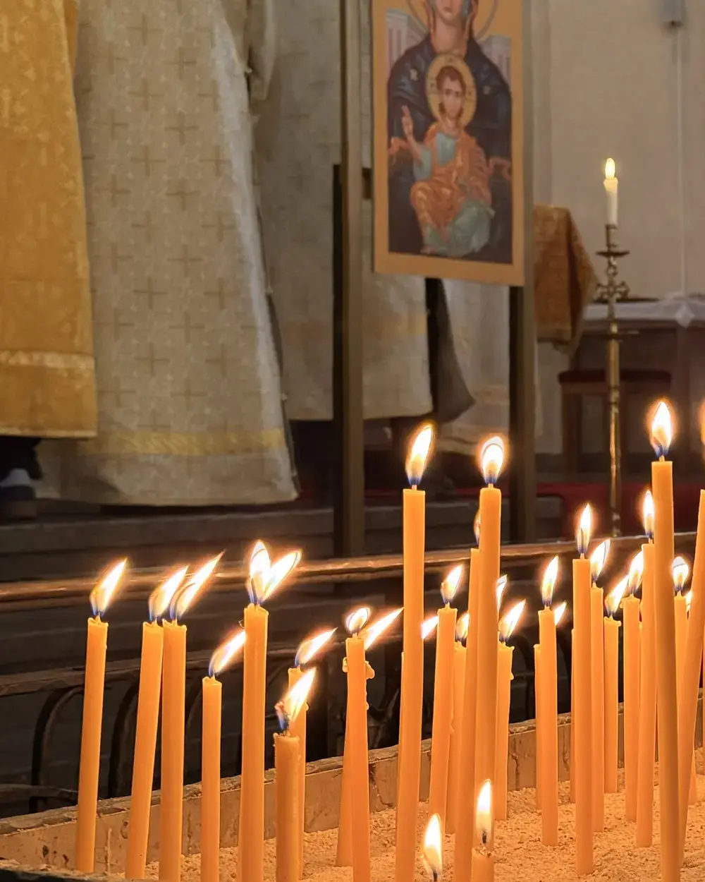 Ikone der Gottesmutter in der Don-Bosco-Kirche, davor viele brennende Kerzen
